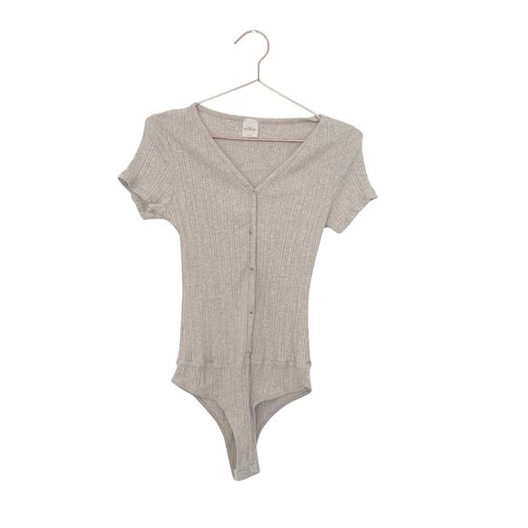 Kaleigh v neck faux button down neutral bodysuit size medium - Picture 1 of 5